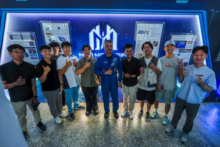 中心立方衛星學生團隊與林琪兒醫師合影